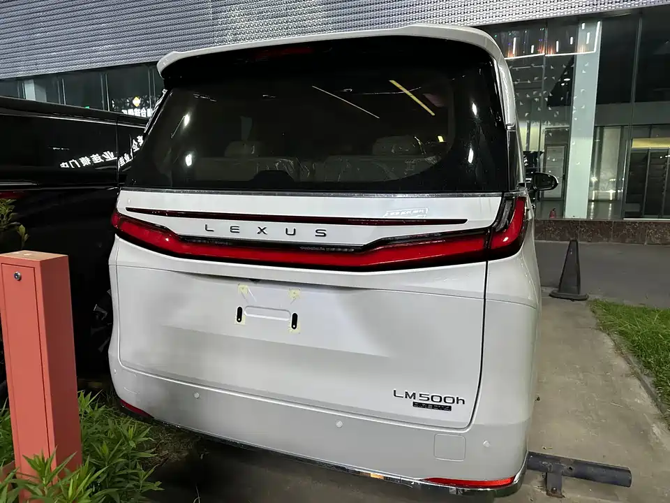 Lexus LM