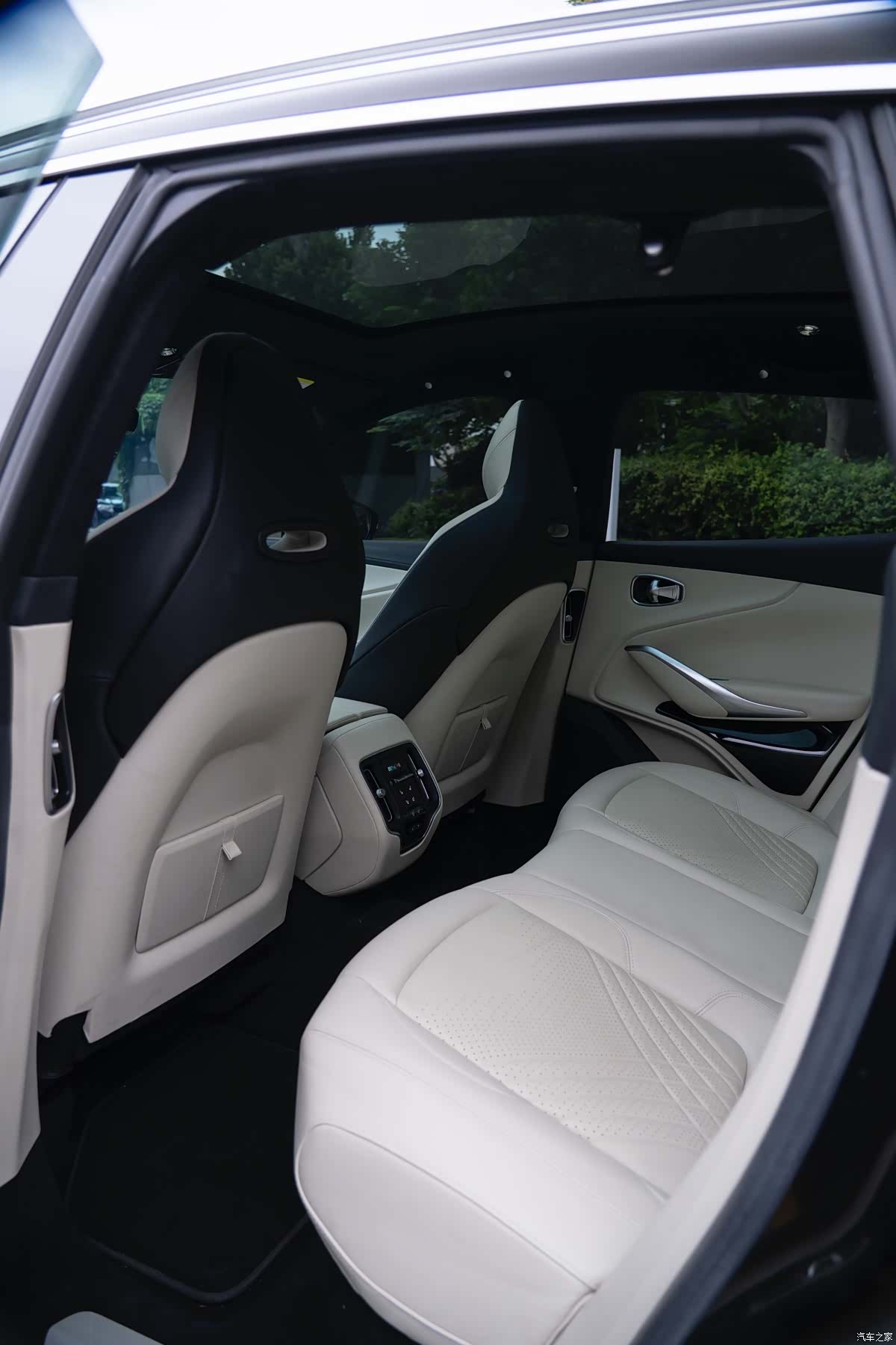 Aston Martin DBX, 2026 16
