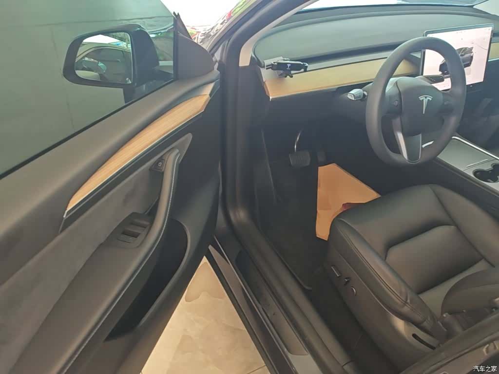Tesla Model Y, 2023 16