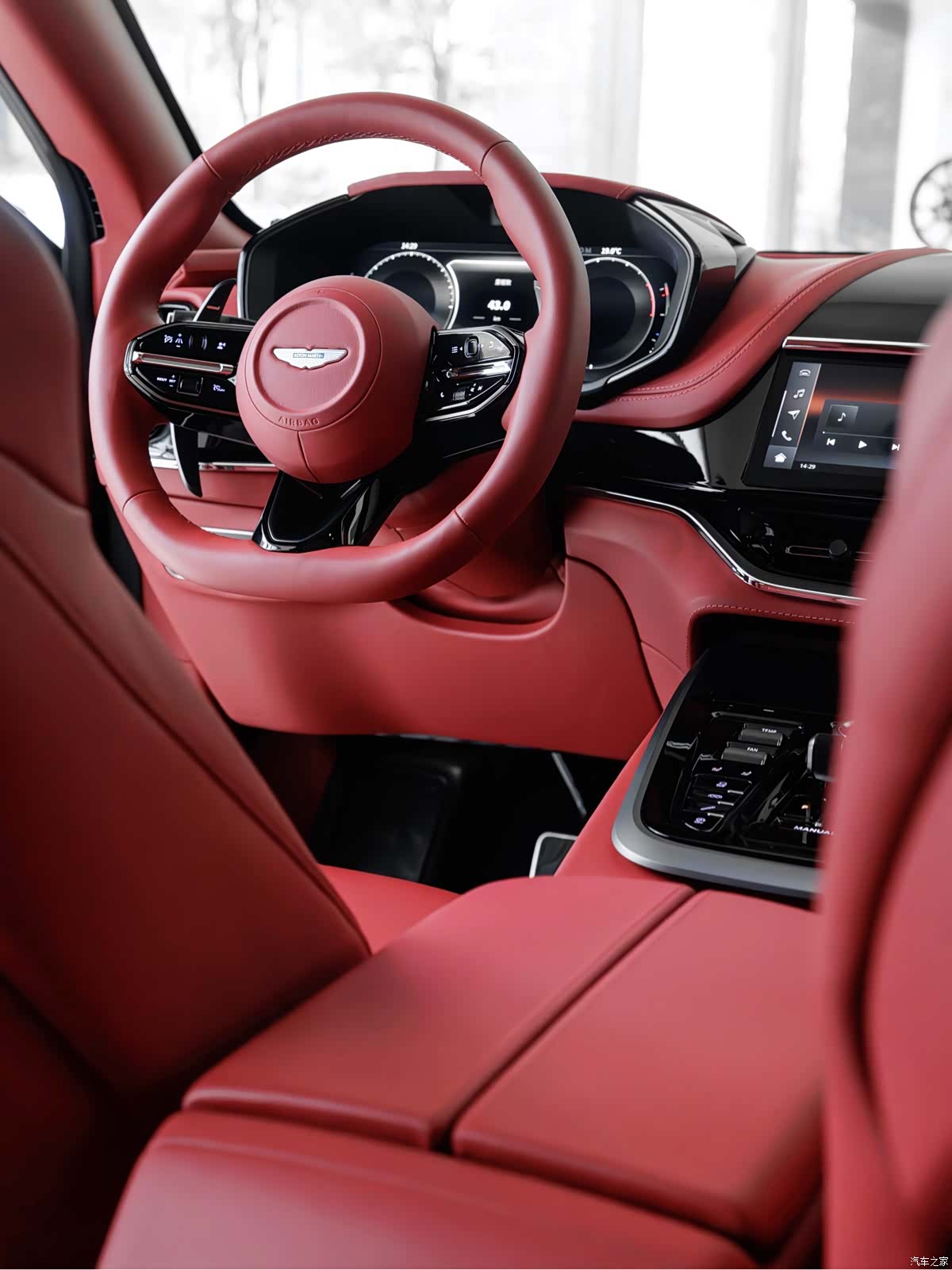 Aston Martin DBX, 2025 10