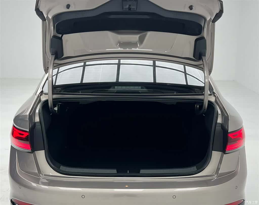 Volkswagen Sagitar, 2022 14