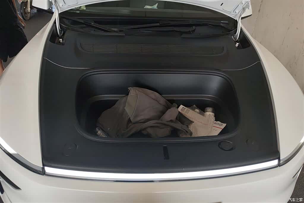 Tesla Model Y, 2025 10