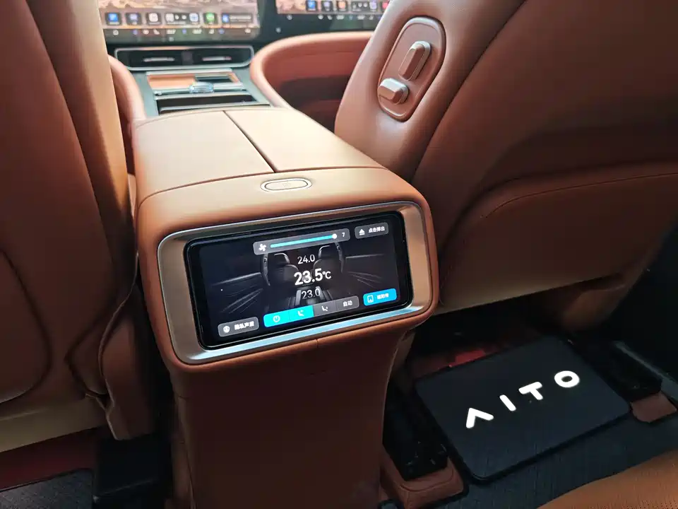 AITO Ask the world M9