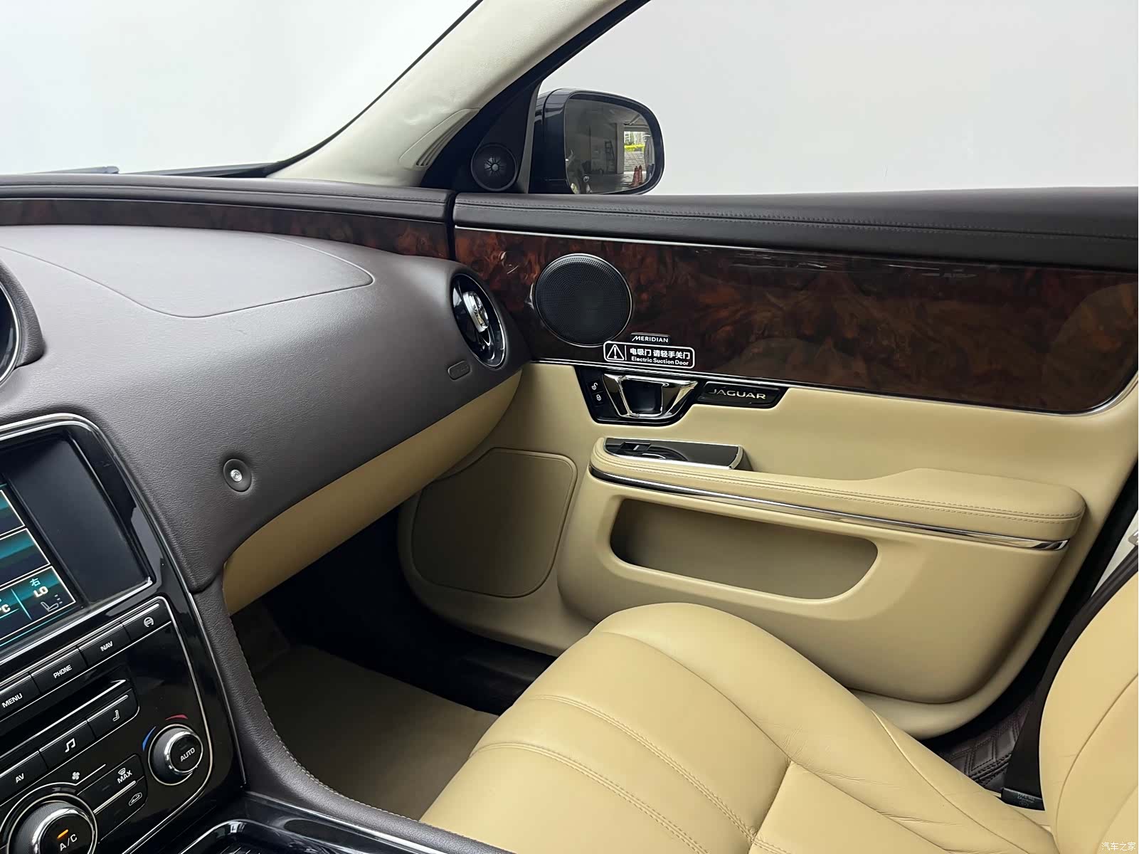 Jaguar XJ, 2015 11