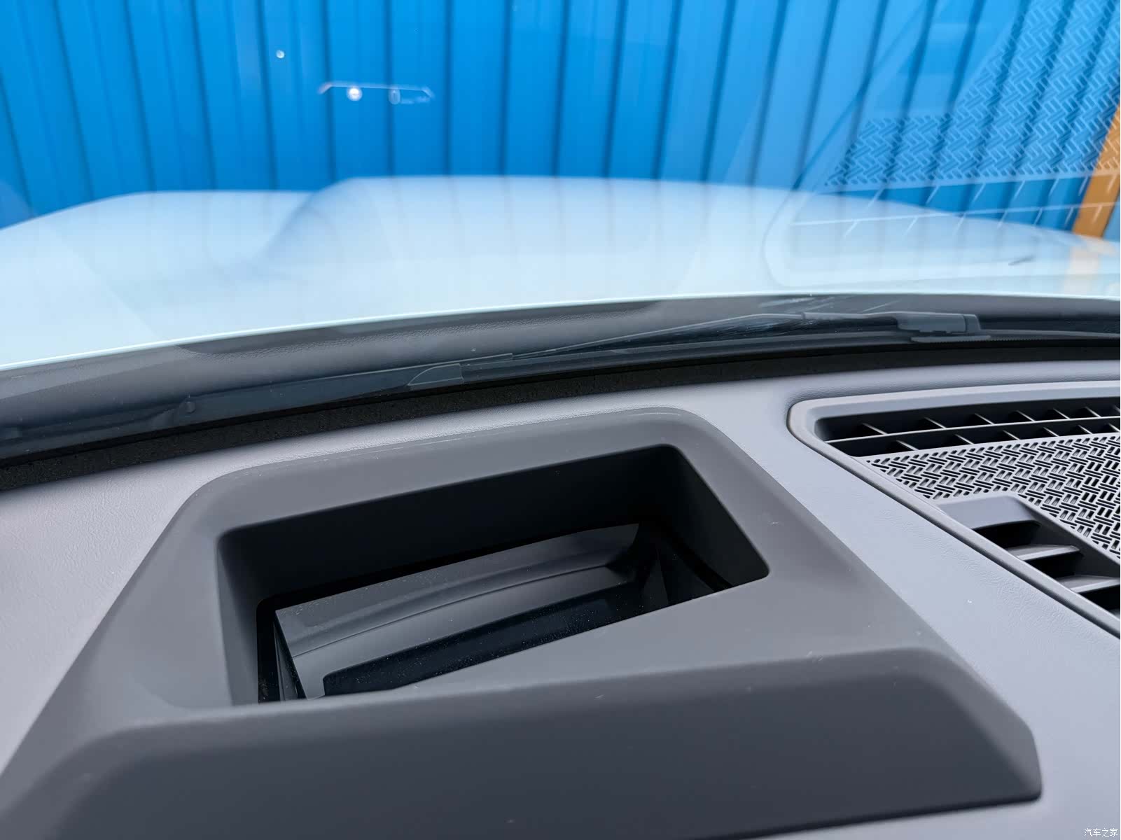 BMW iX1, 2025 28