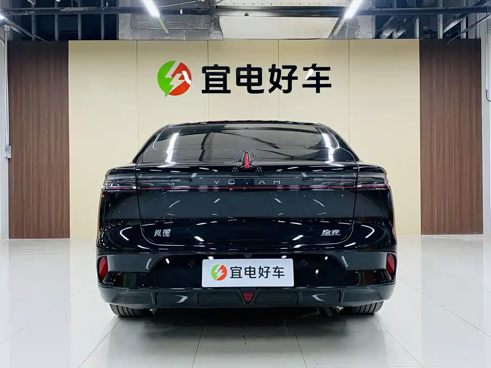 VOYAH Lantu chasing light