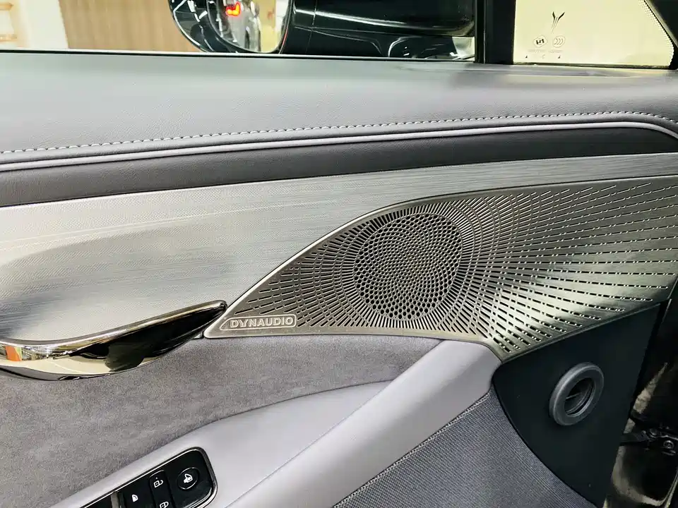 VOYAH Lantu chasing light