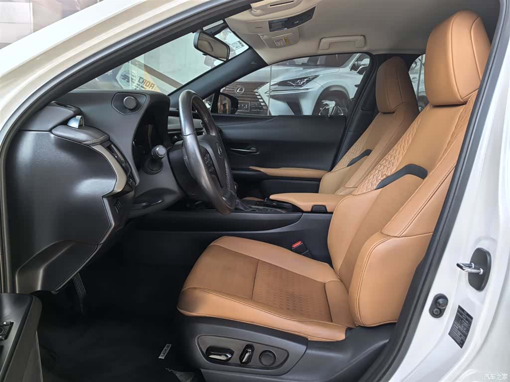 Lexus UX, 2023 4