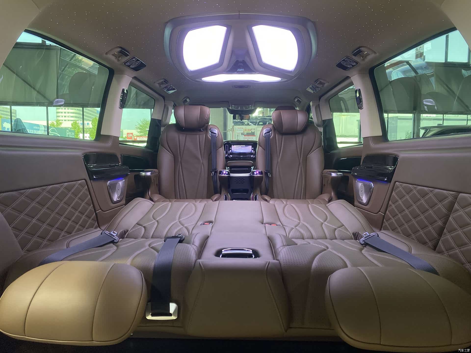 Mercedes-Benz 7, 2025 13