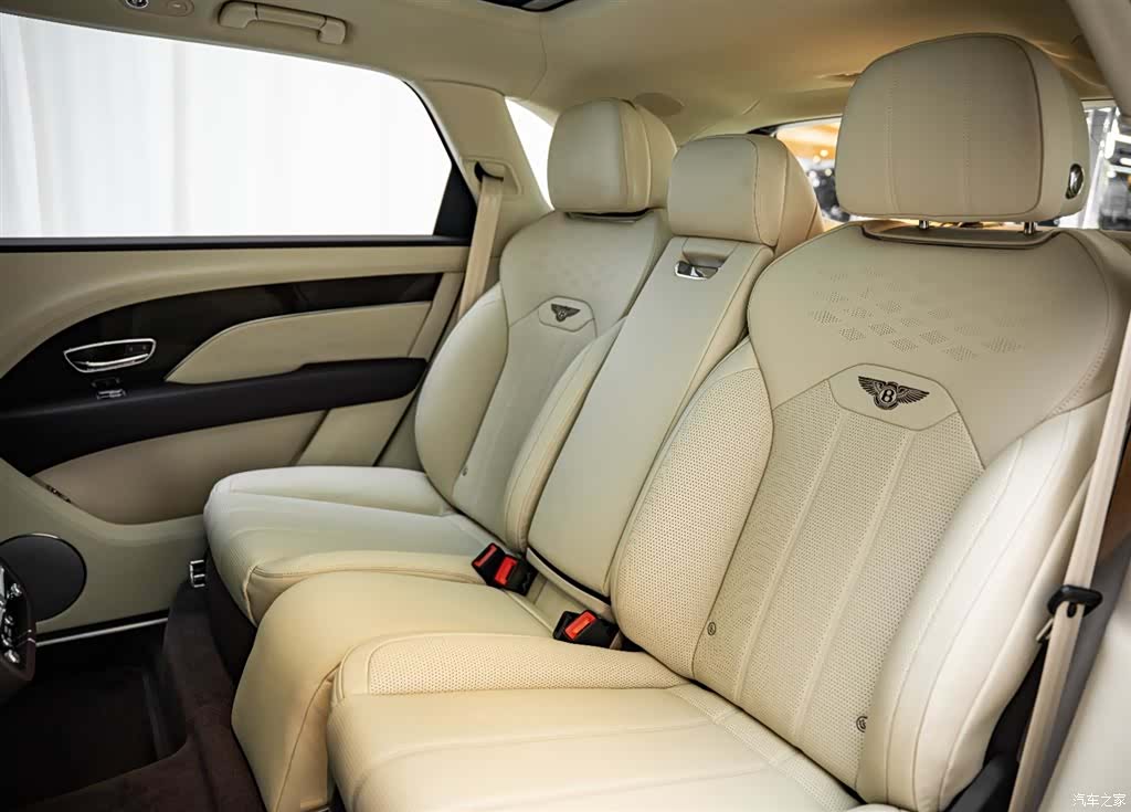 Bentley Bentayga, 2023 11