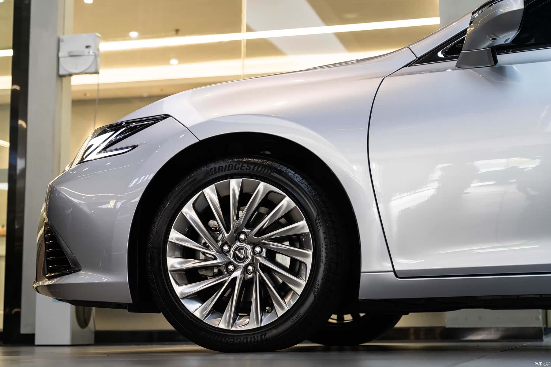 Lexus ES, 2025 8