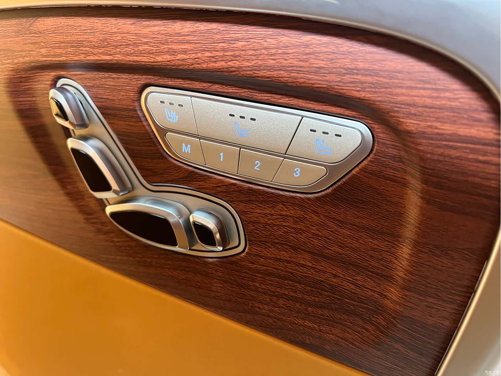 Mercedes-Benz 7, 2021 14