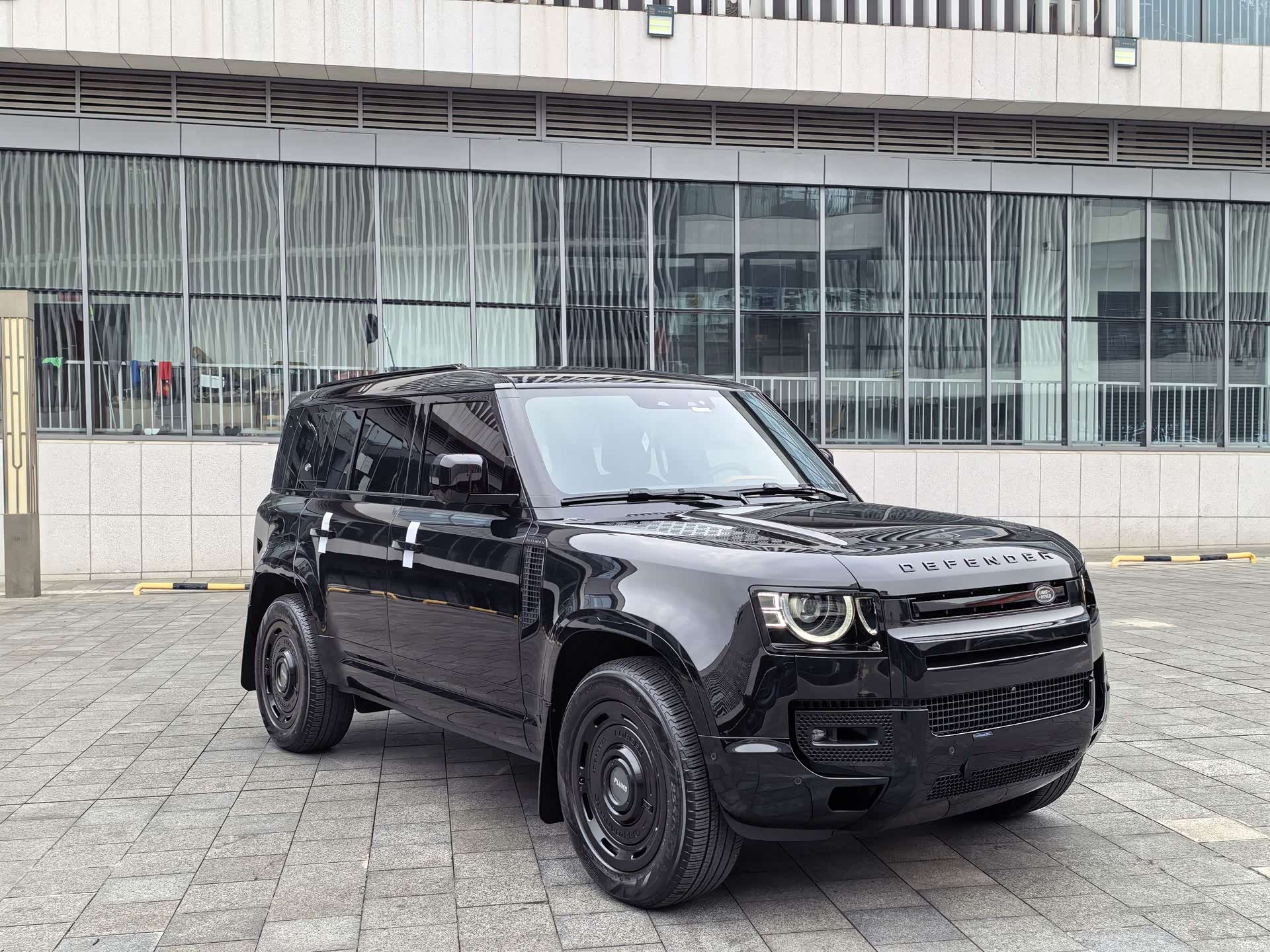 Land Rover Defender, 2024 3
