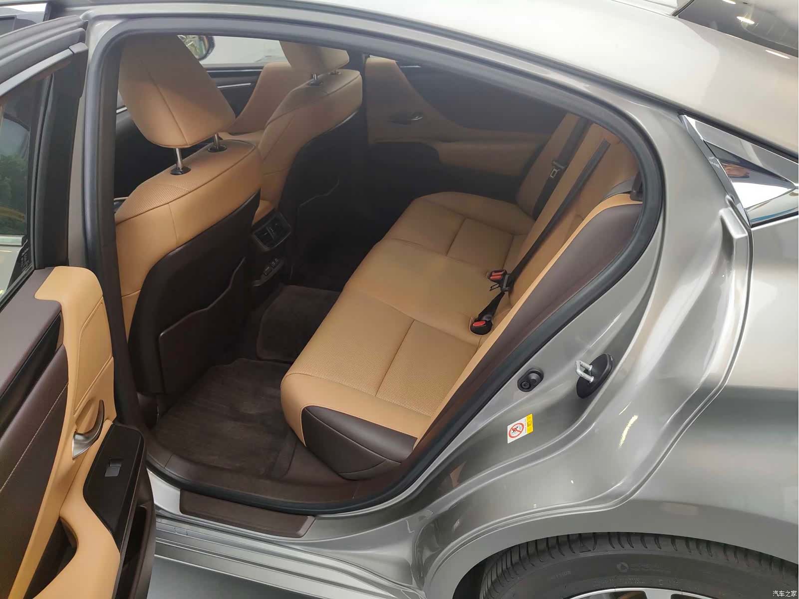 Lexus ES, 2018 12
