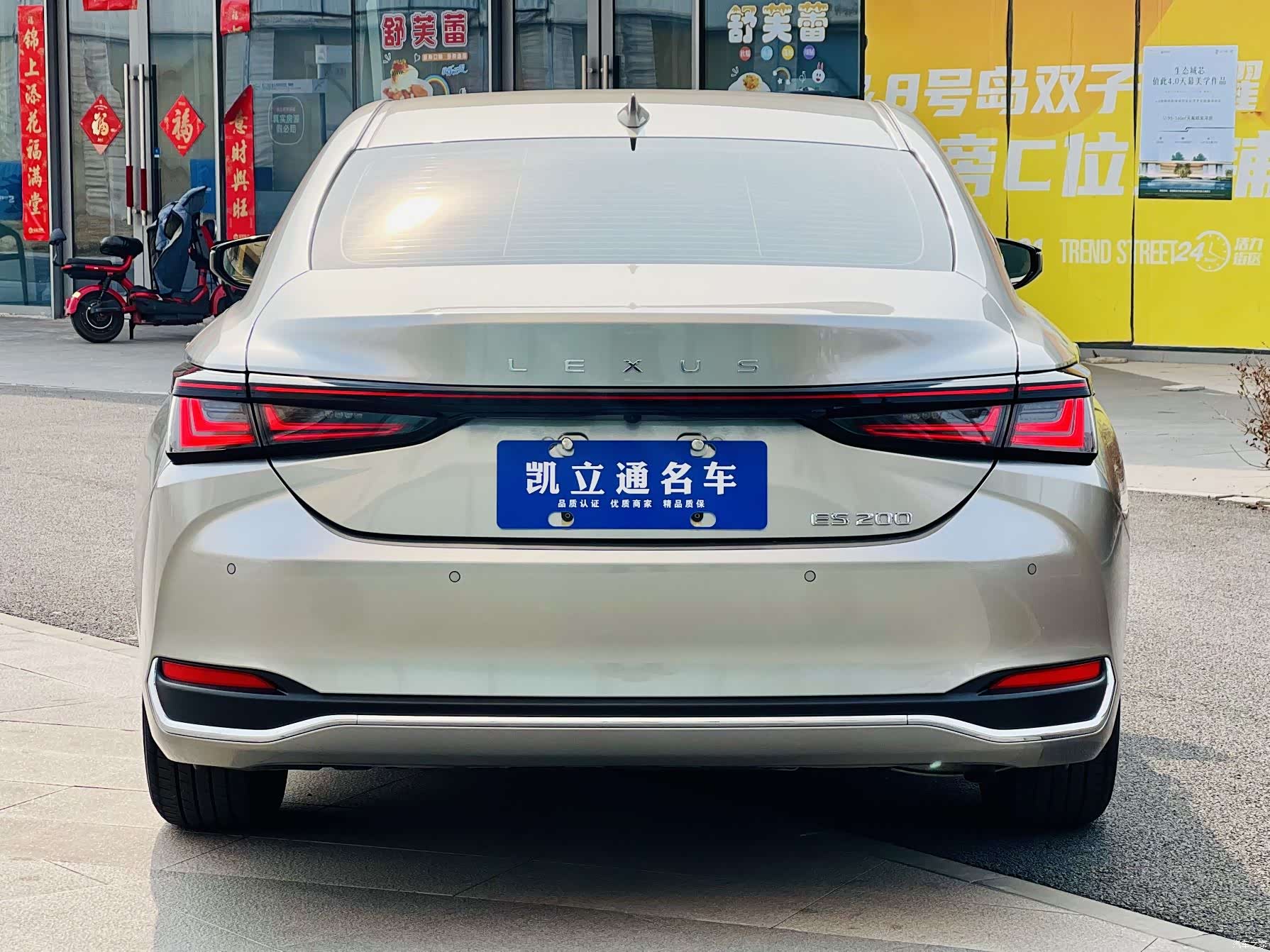 Lexus ES, 2025 4