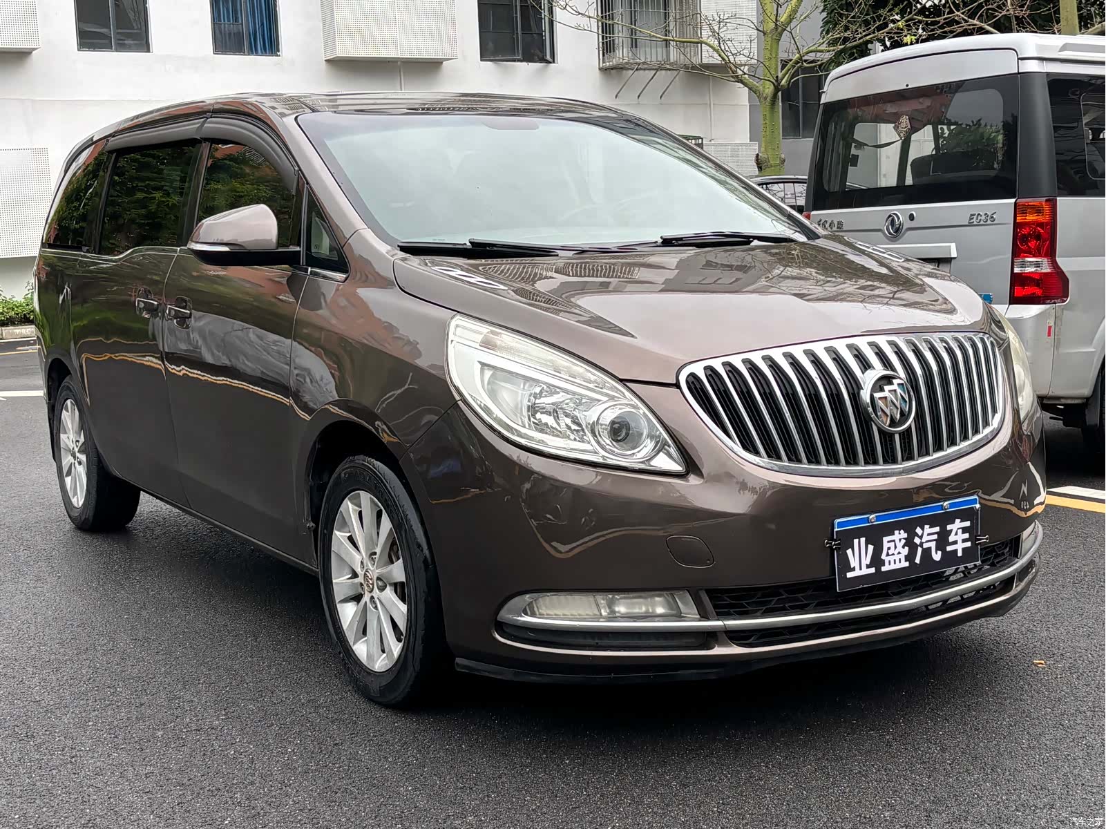 Buick GL8, 2012 3