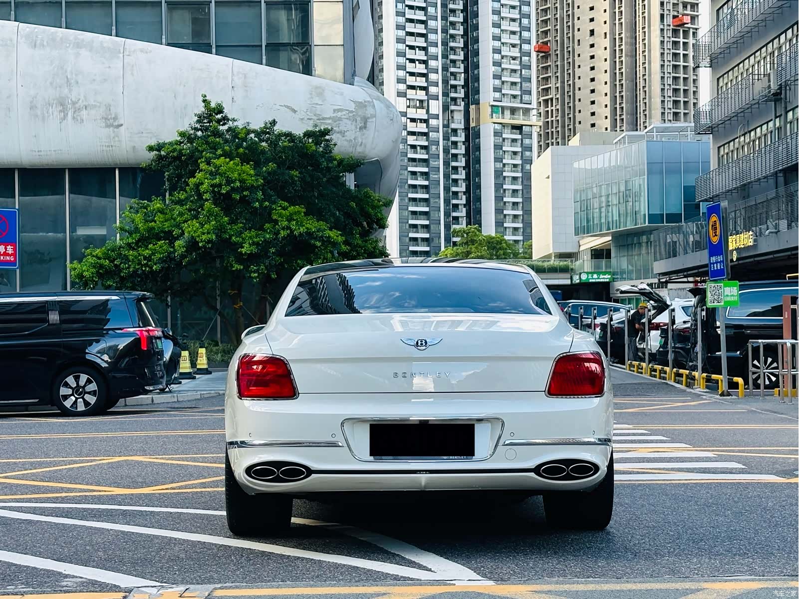 Bentley Flying Spur, 2023 3