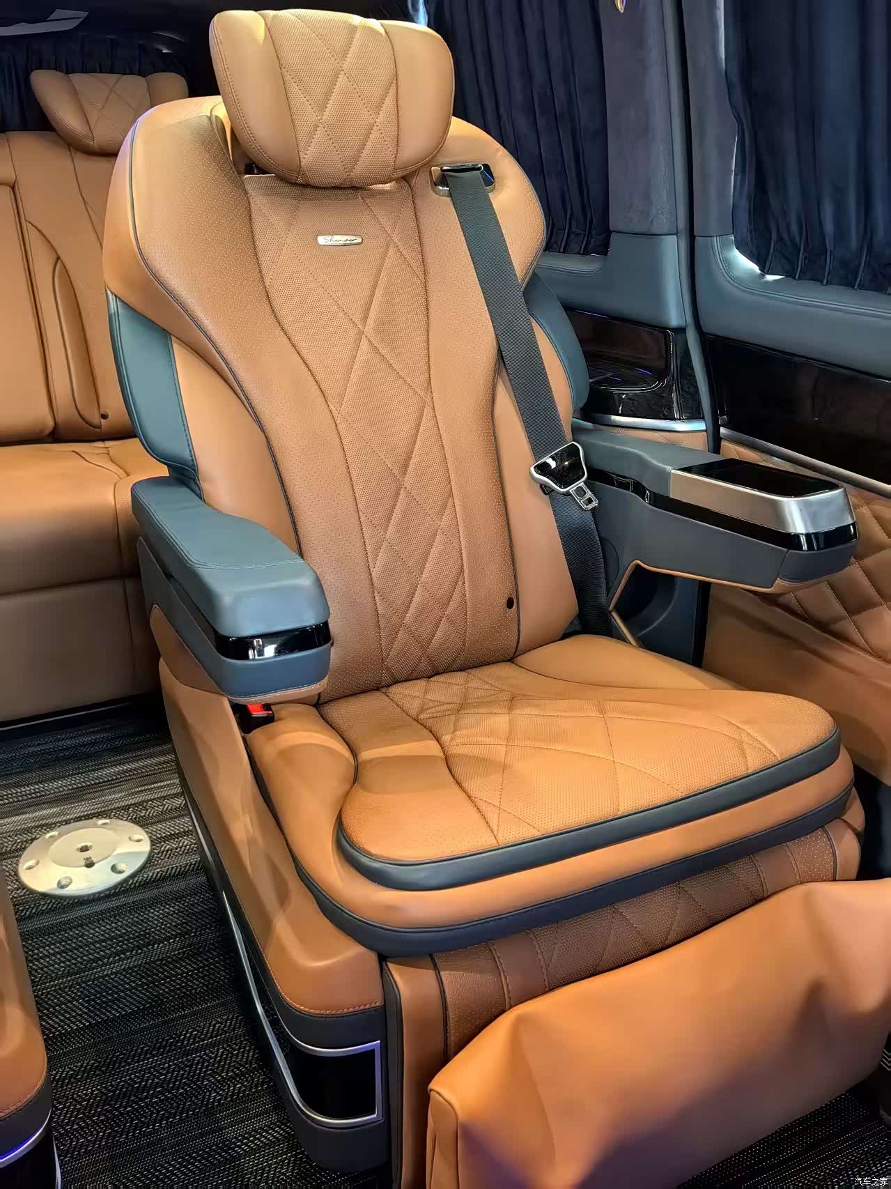 Mercedes-Benz V-Class, 2024 18