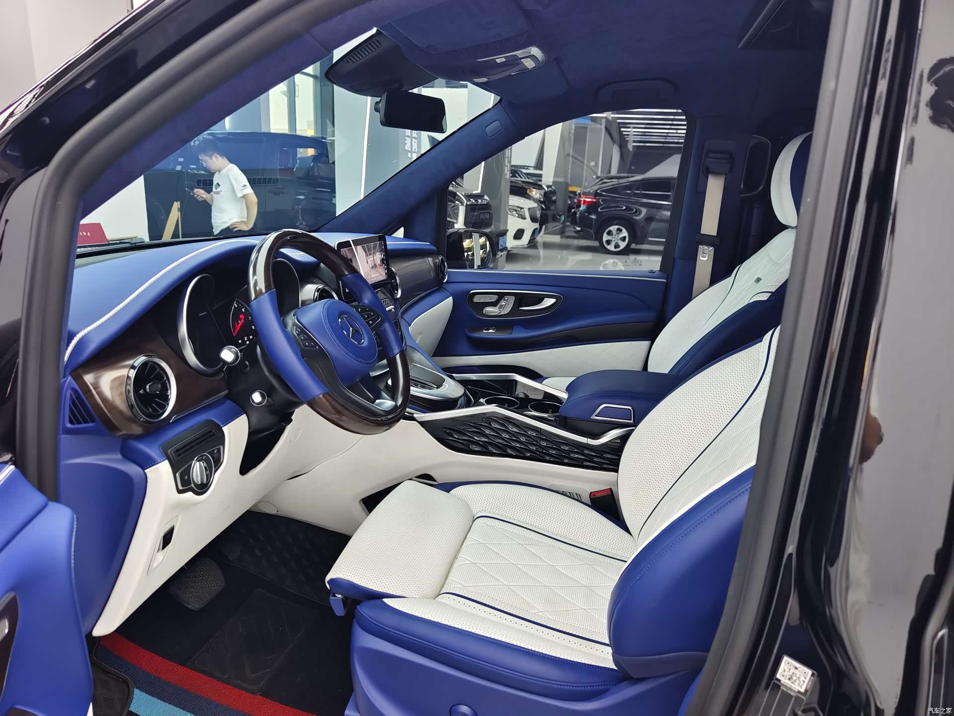 Mercedes-Benz V-Class, 2023 9