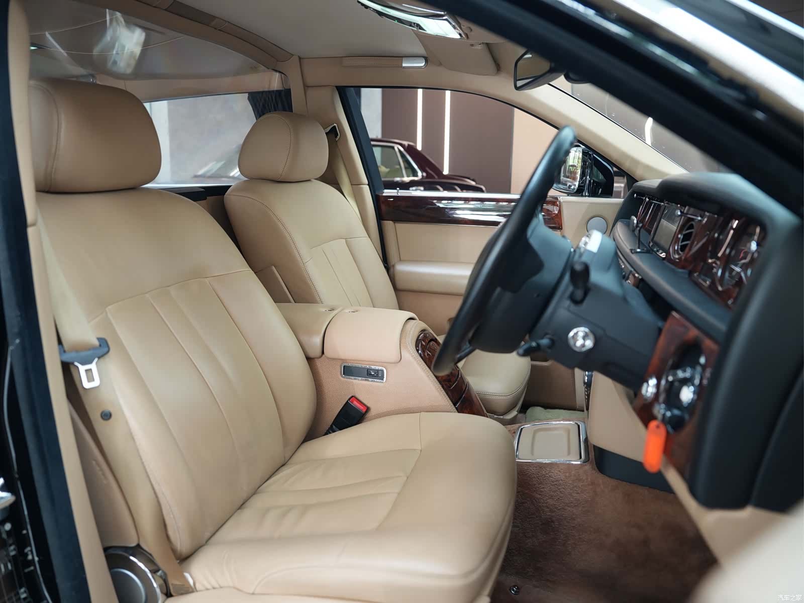 Rolls-Royce Phantom, 2017 все фото