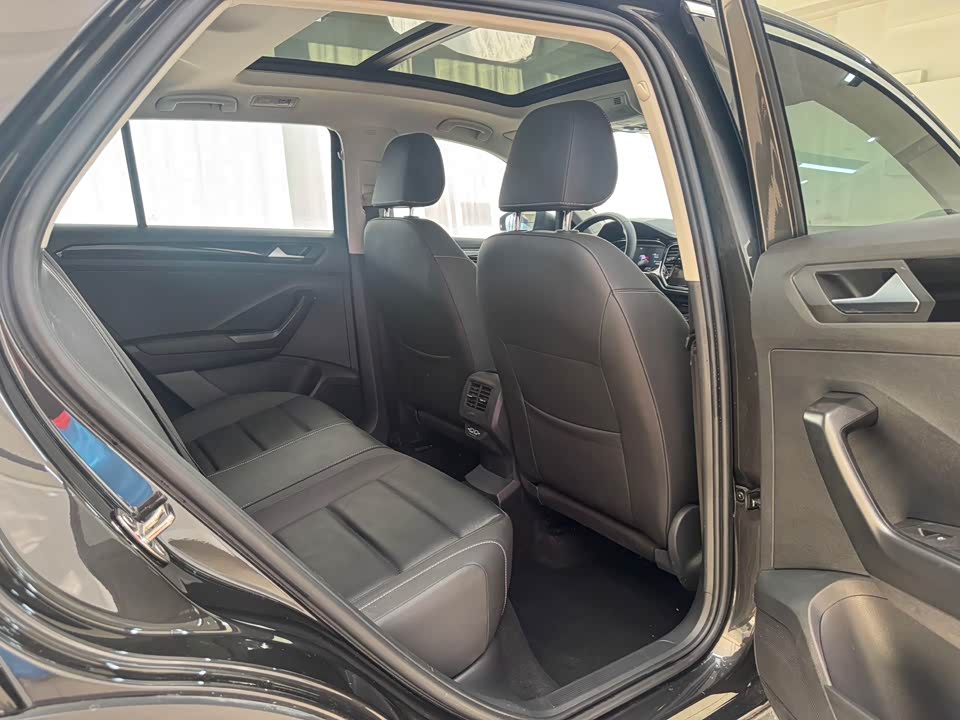 Volkswagen T-ROC exploring Songs