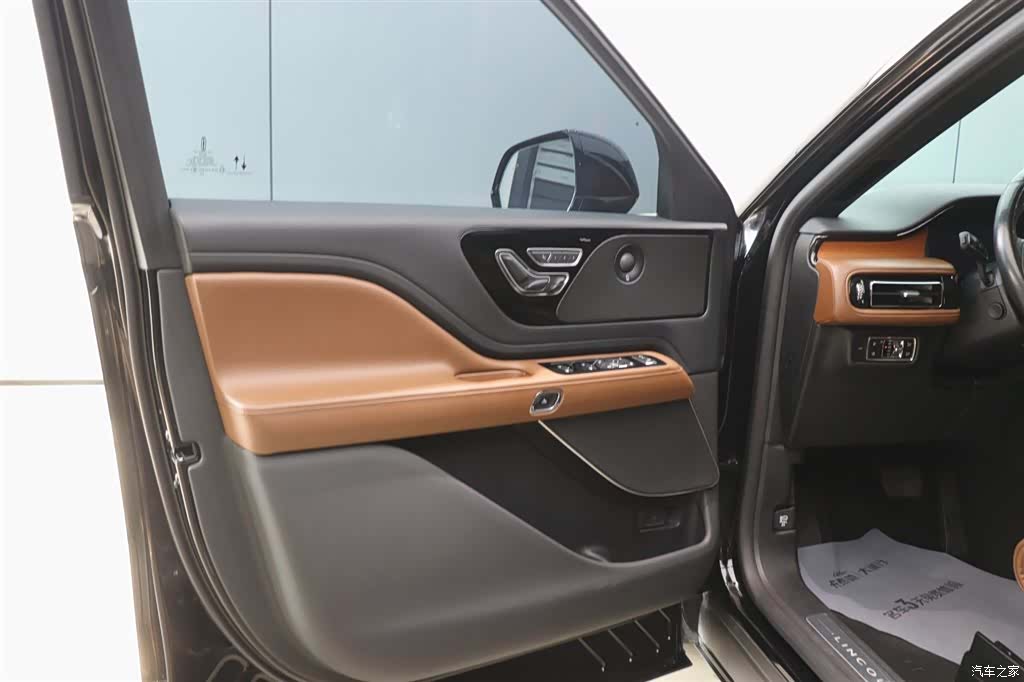Lincoln Aviator, 2023 10