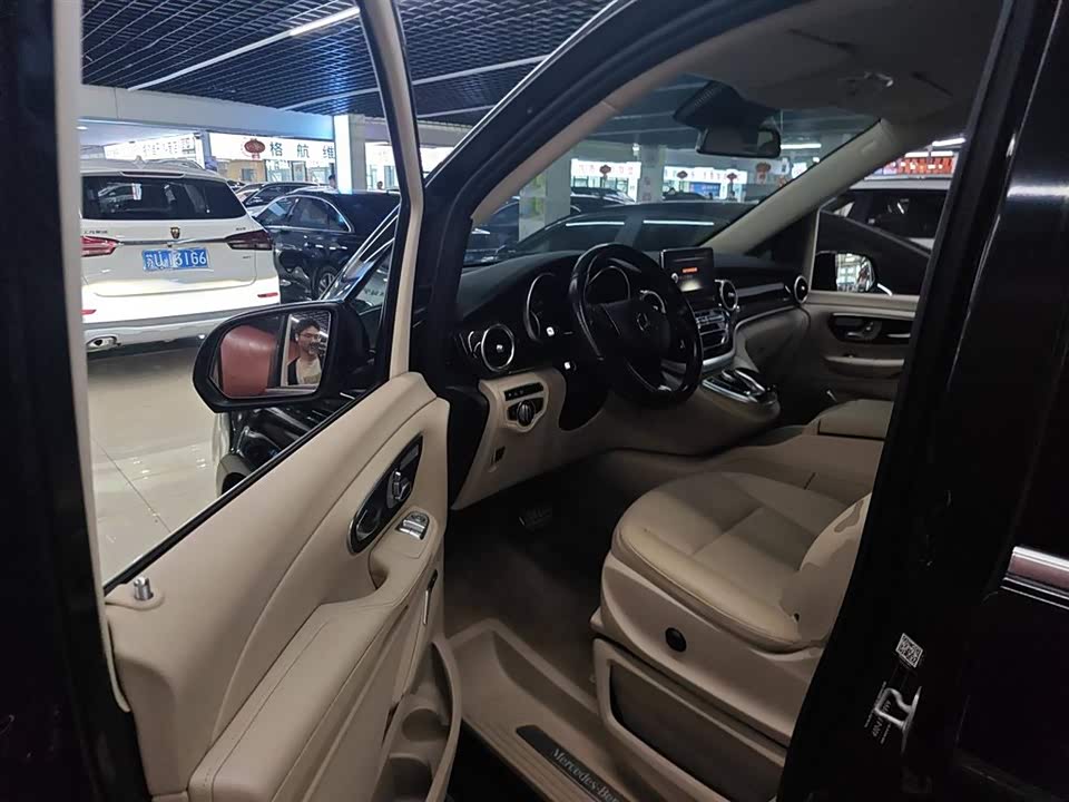 Mercedes-Benz V-class