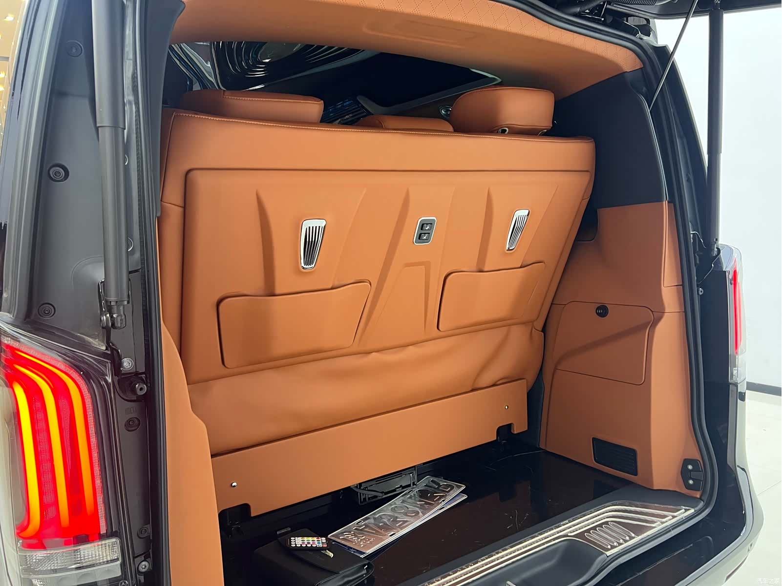 Mercedes-Benz V-Class, 2024 16