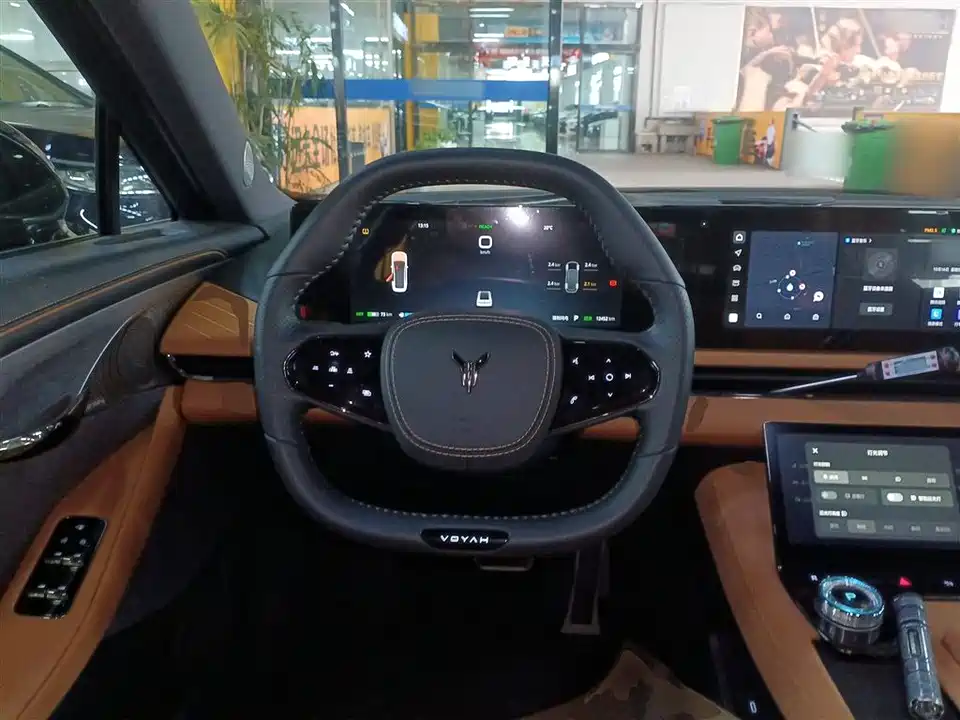 VOYAH Lantu chasing light