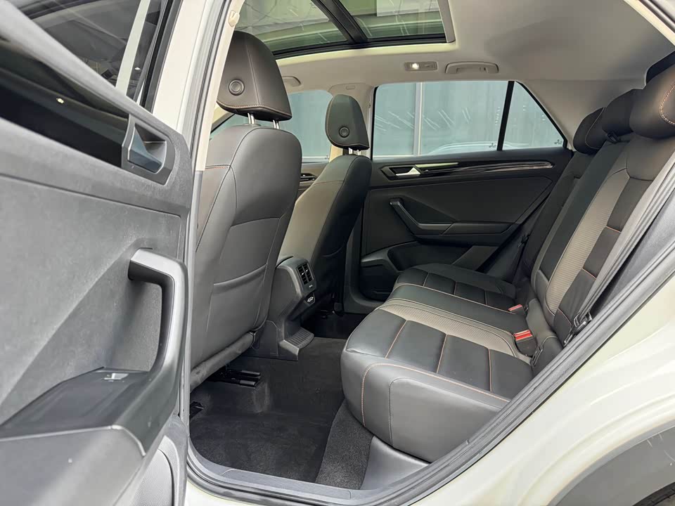 Volkswagen T-ROC exploring Songs