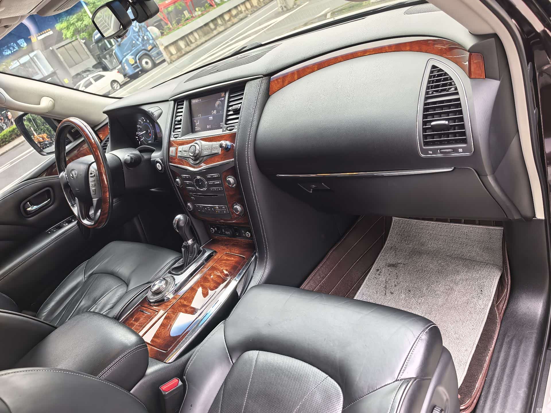 Infiniti QX80, 2016 10