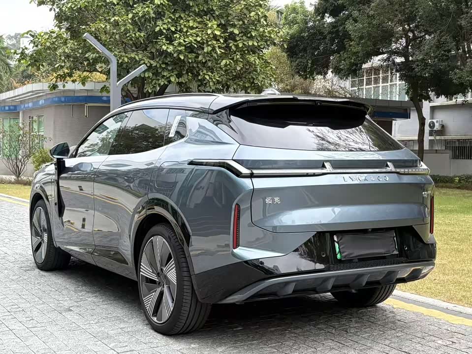 Lynk & Co 08 EM-P