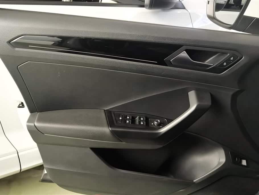 Volkswagen T-ROC exploring Songs