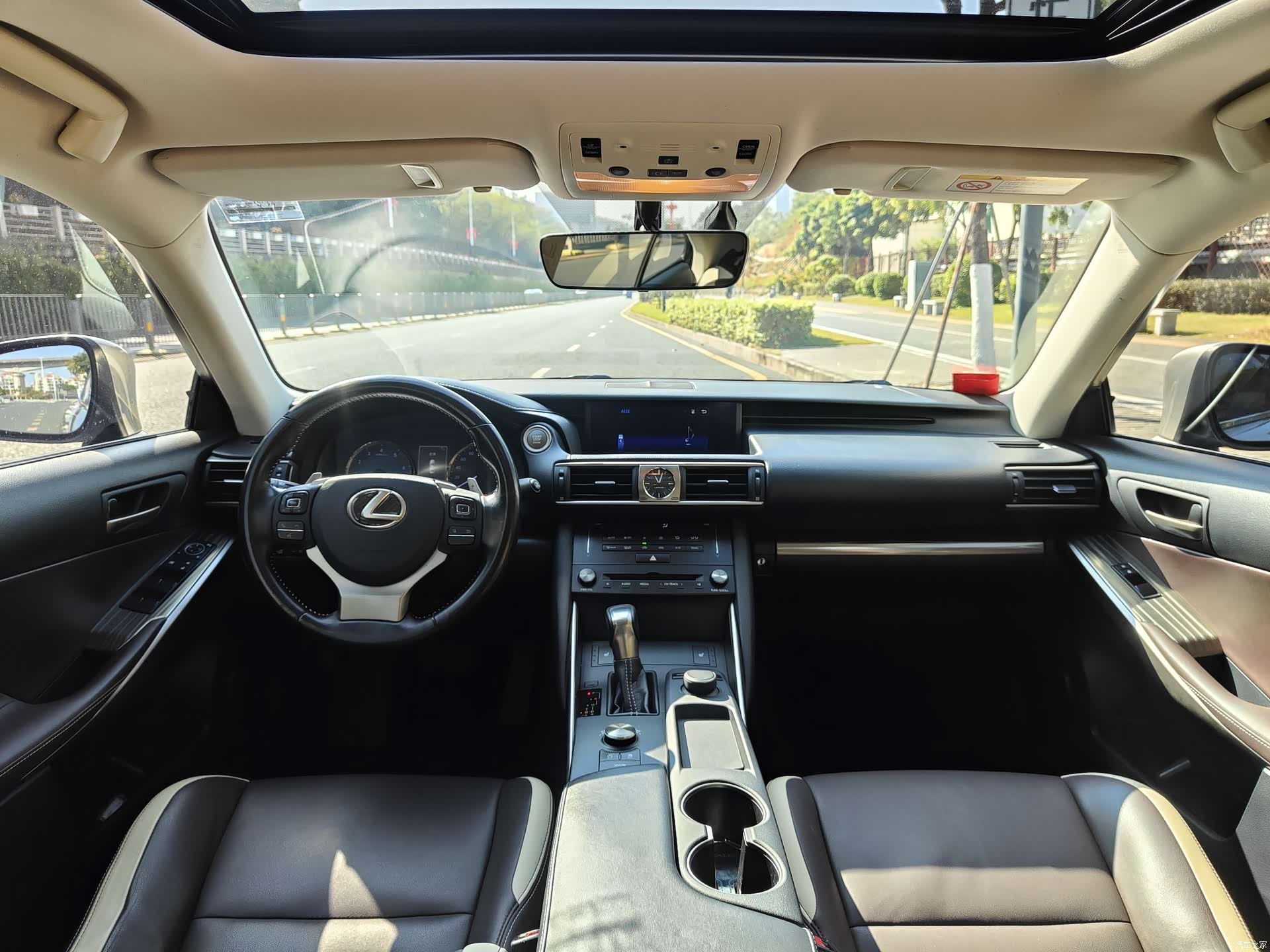 Lexus IS, 2017 12
