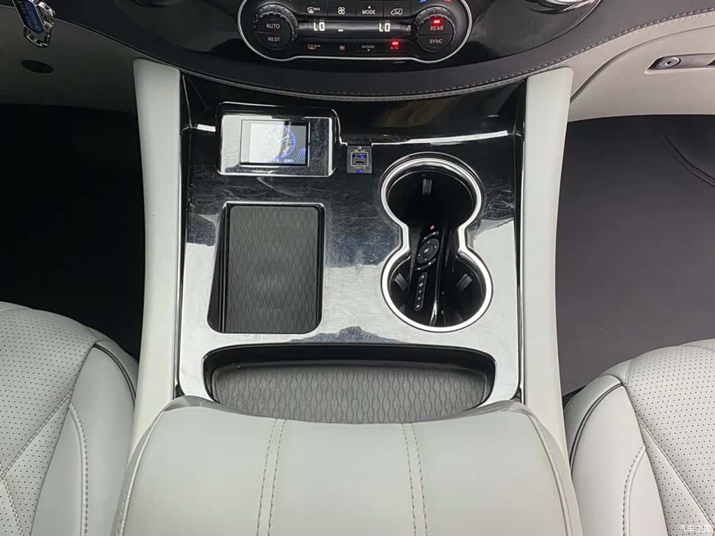 Mercedes-Benz 7, 2024 22