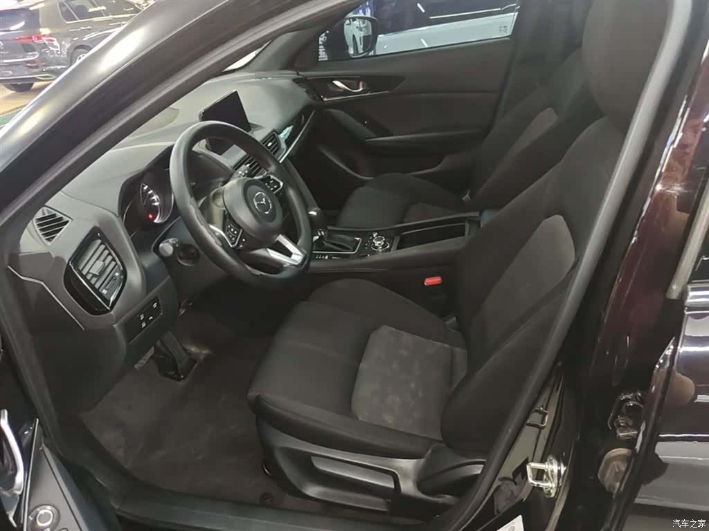Mazda CX-4, 2023 15
