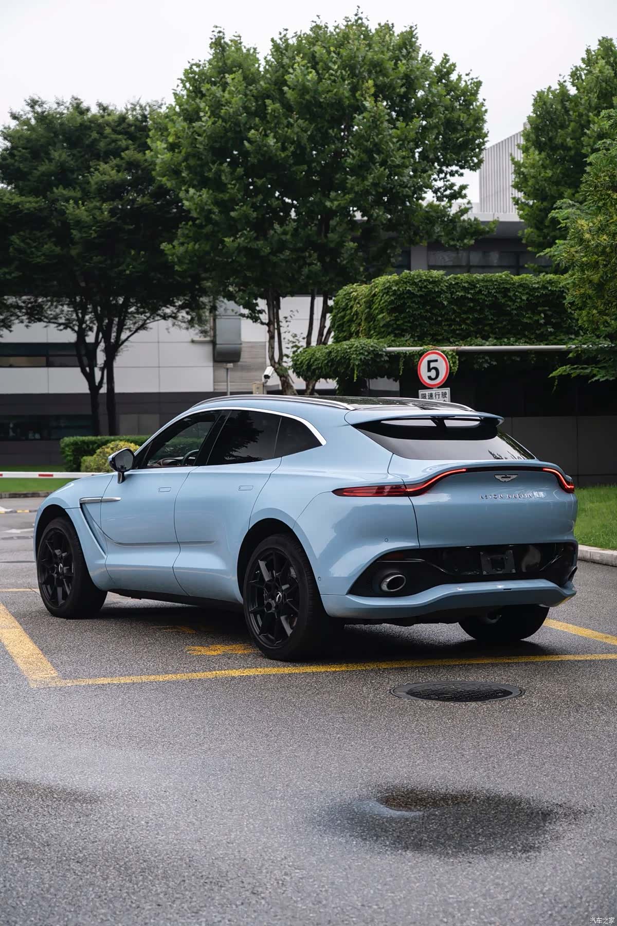 Aston Martin DBX, 2022 все фото