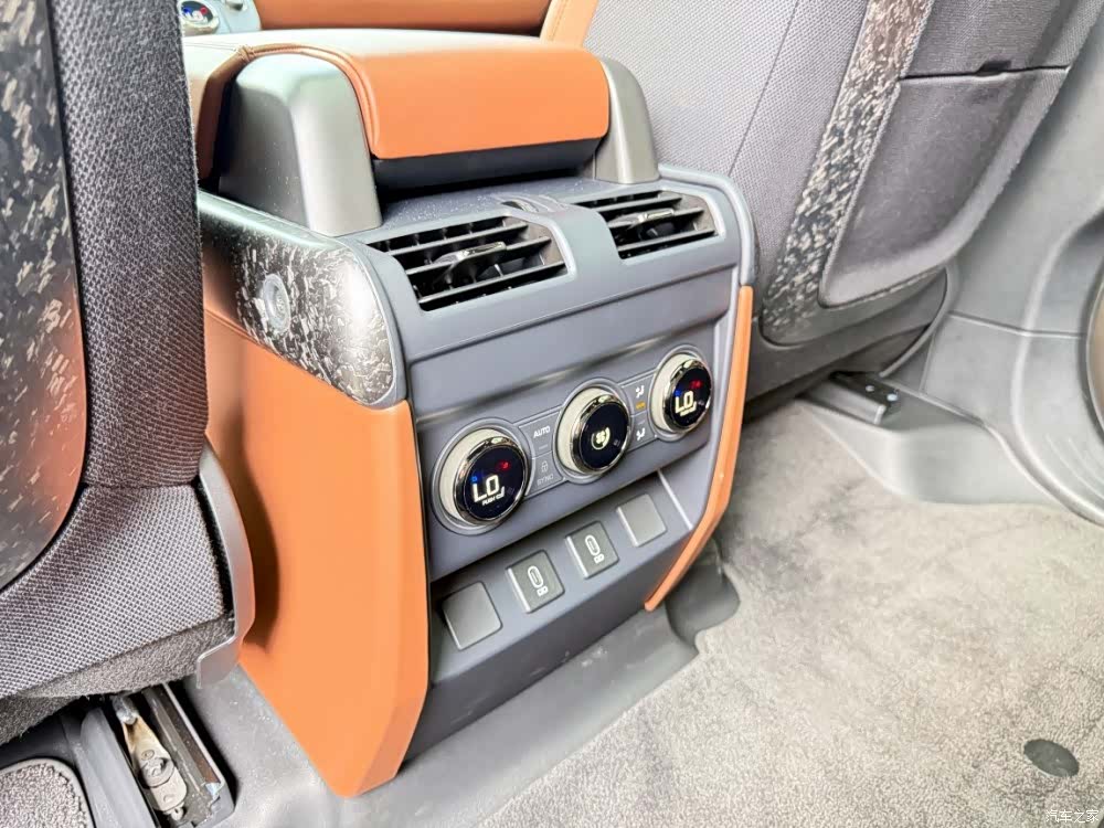 Land Rover Defender, 2026 28