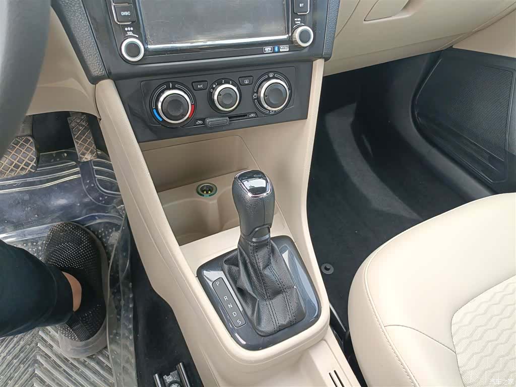 Skoda Rapid, 2014 10