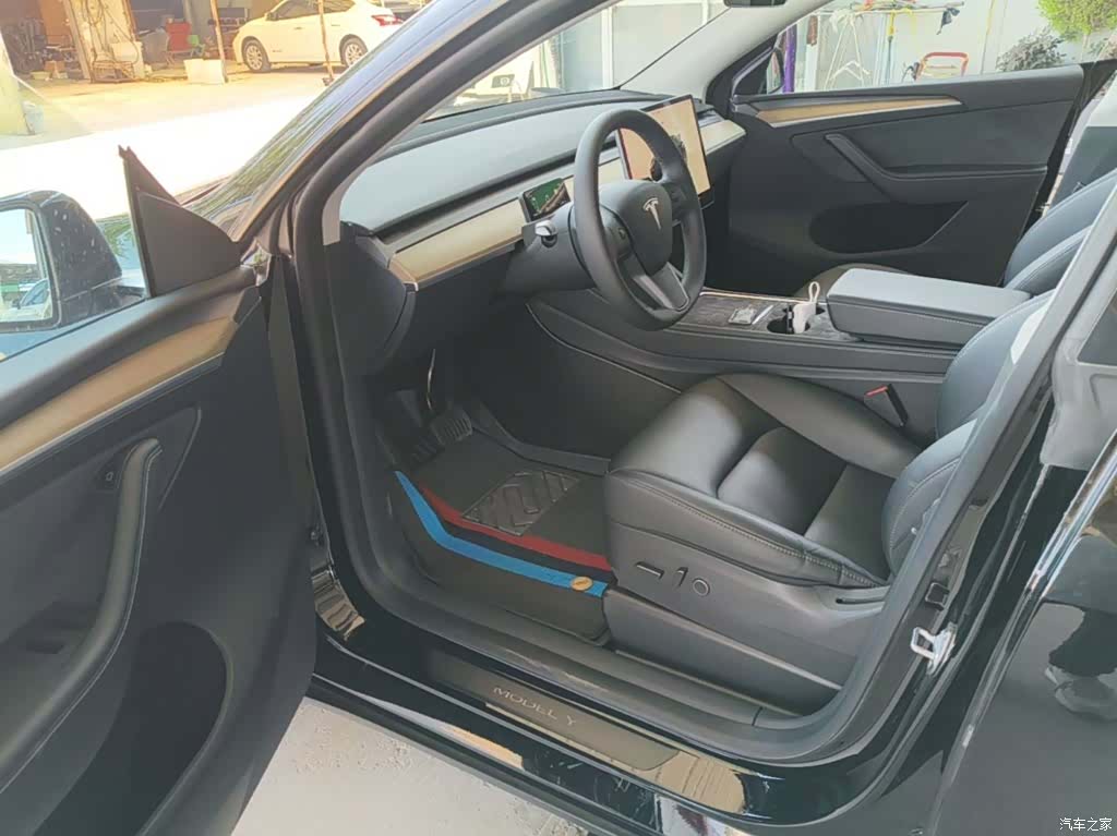 Tesla Model Y, 2023 15