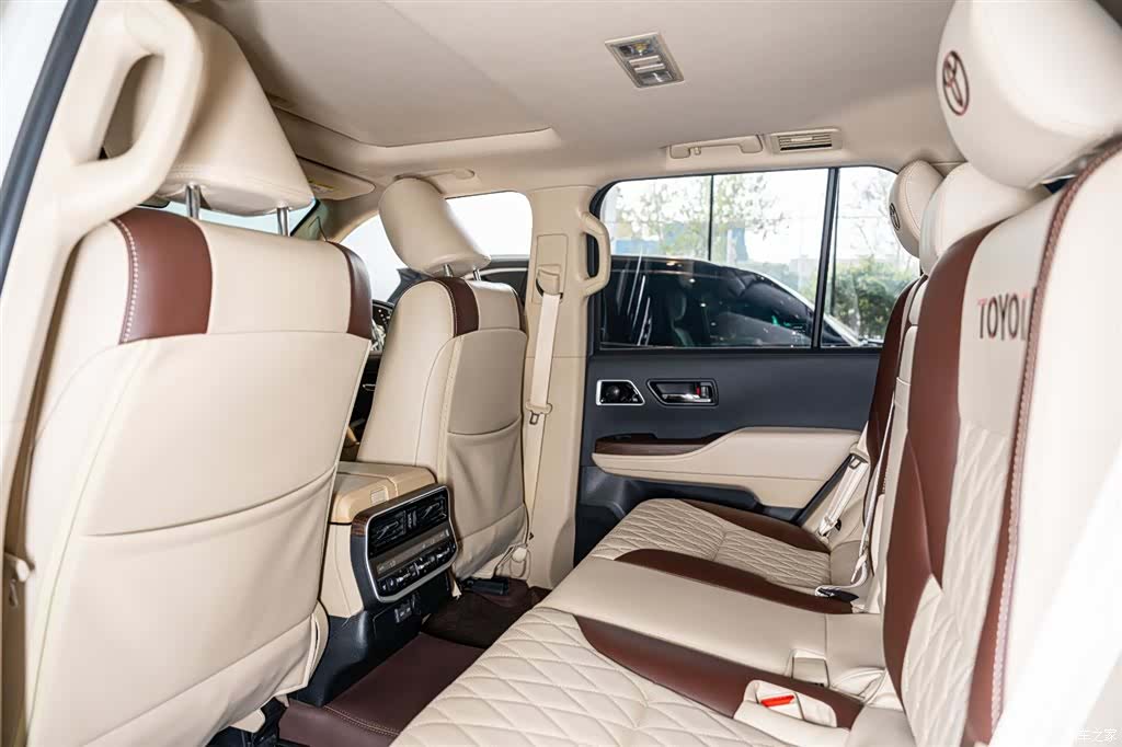 Toyota Land Cruiser, 2025 11