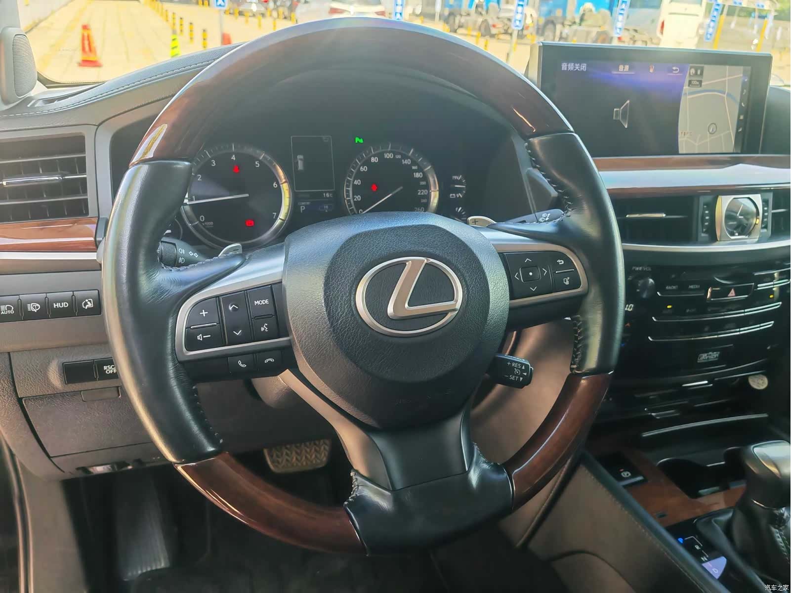 Lexus LX, 2018 3