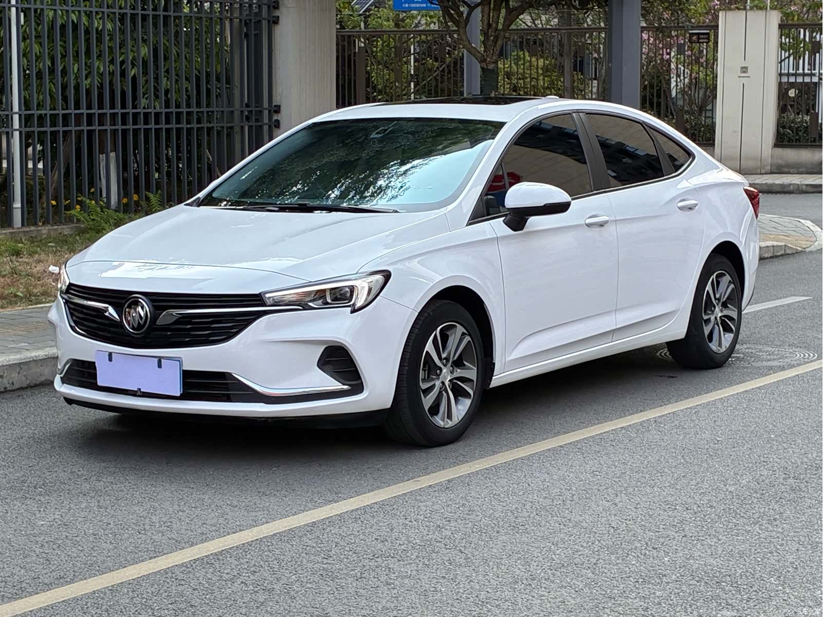 Buick Verano, 2020 1