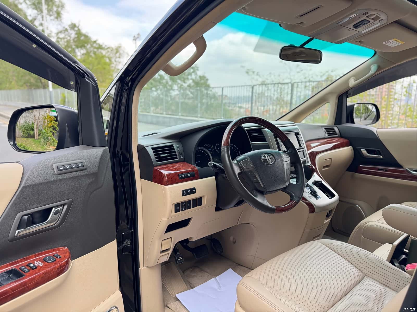 Toyota Alphard, 2011 10