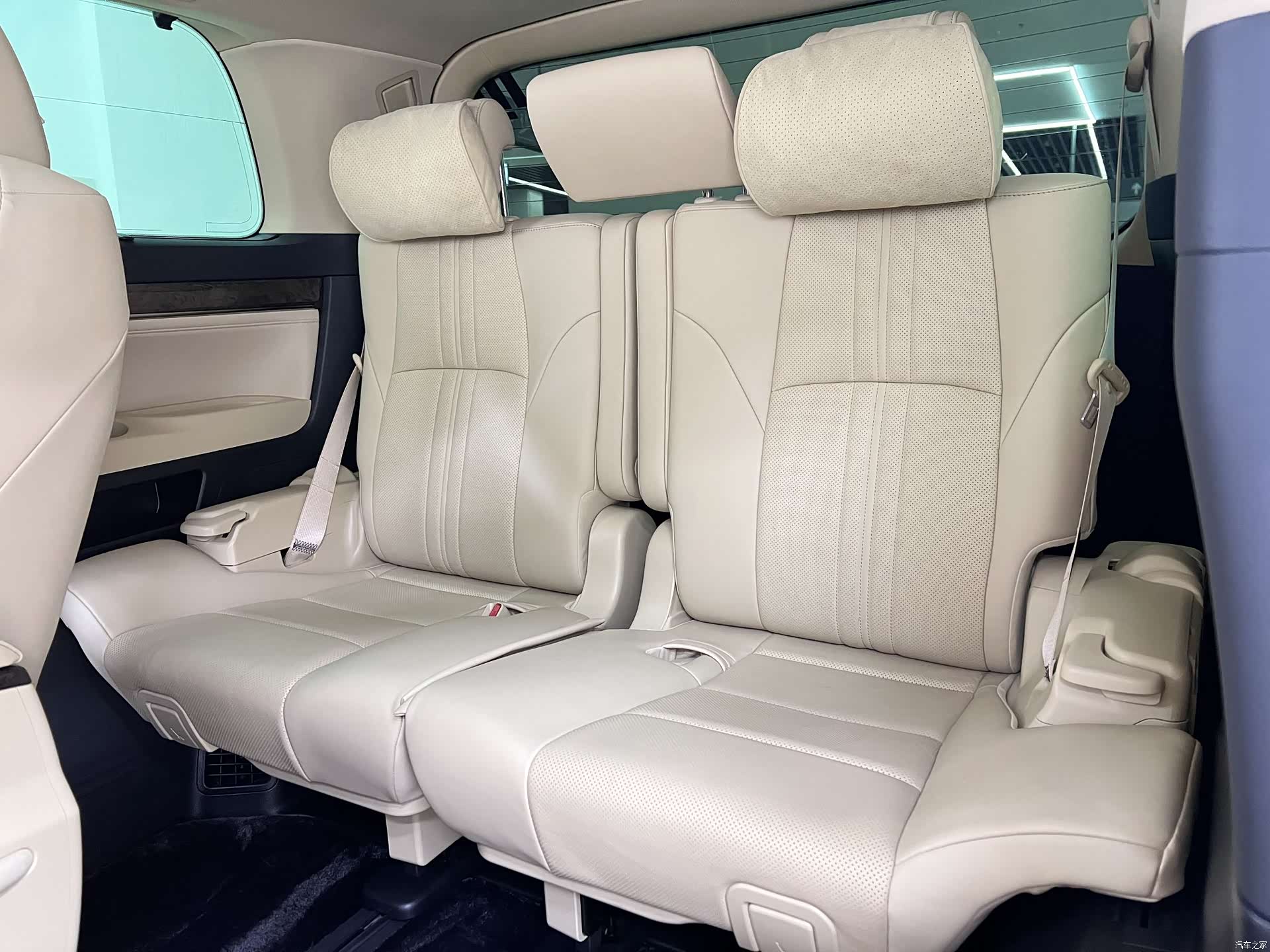 Toyota Alphard, 2022 15