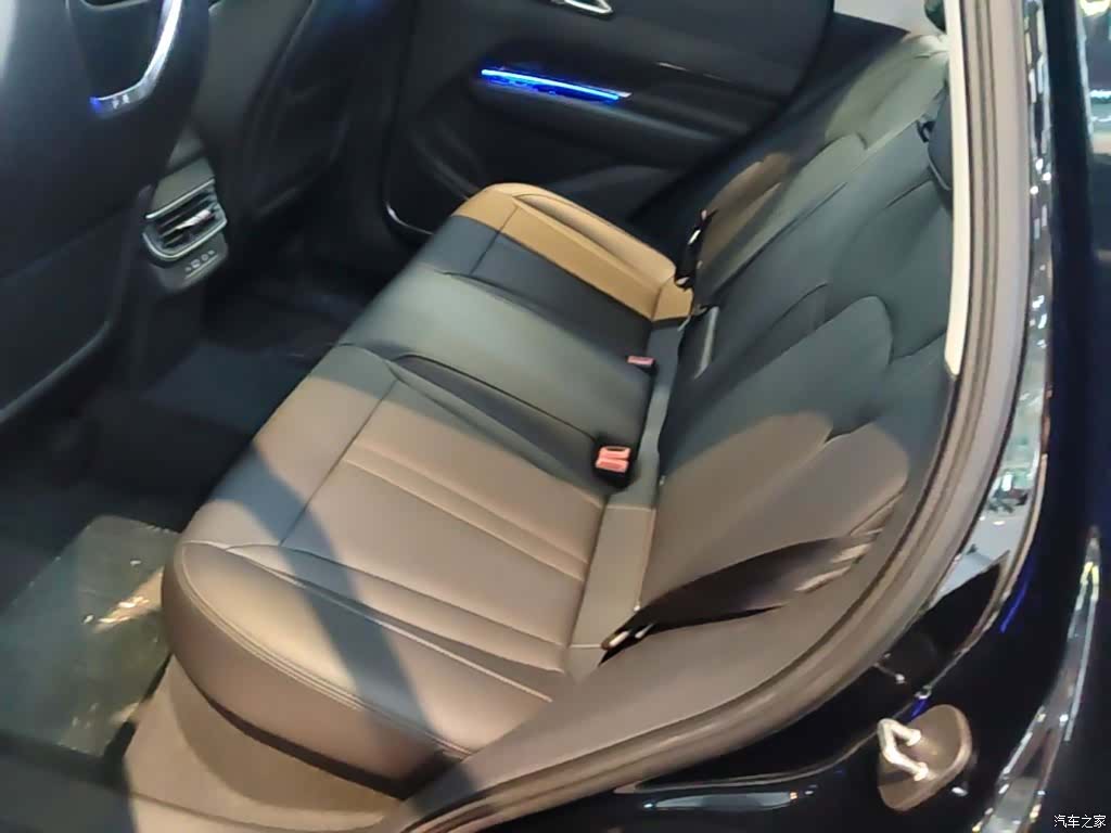 Hongqi HS3, 2026 17