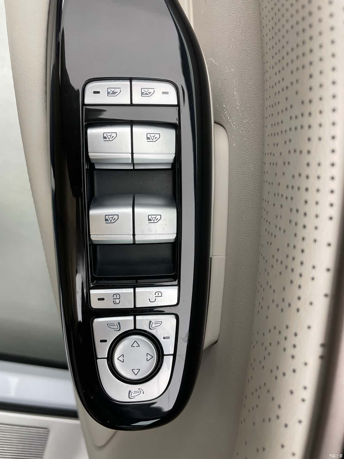 Denza D9, 2023 10