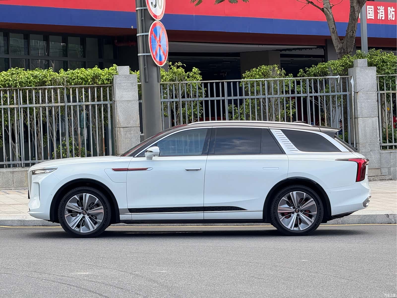 Hongqi E-HS9, 2023 4