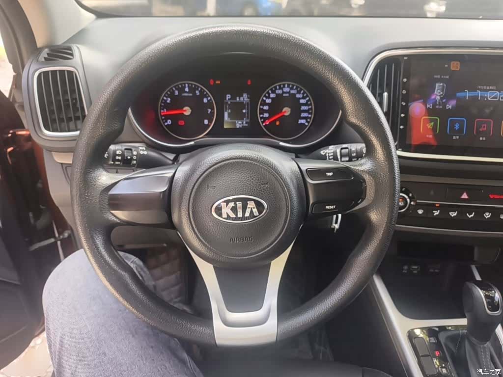 Kia KX3, 2017 11
