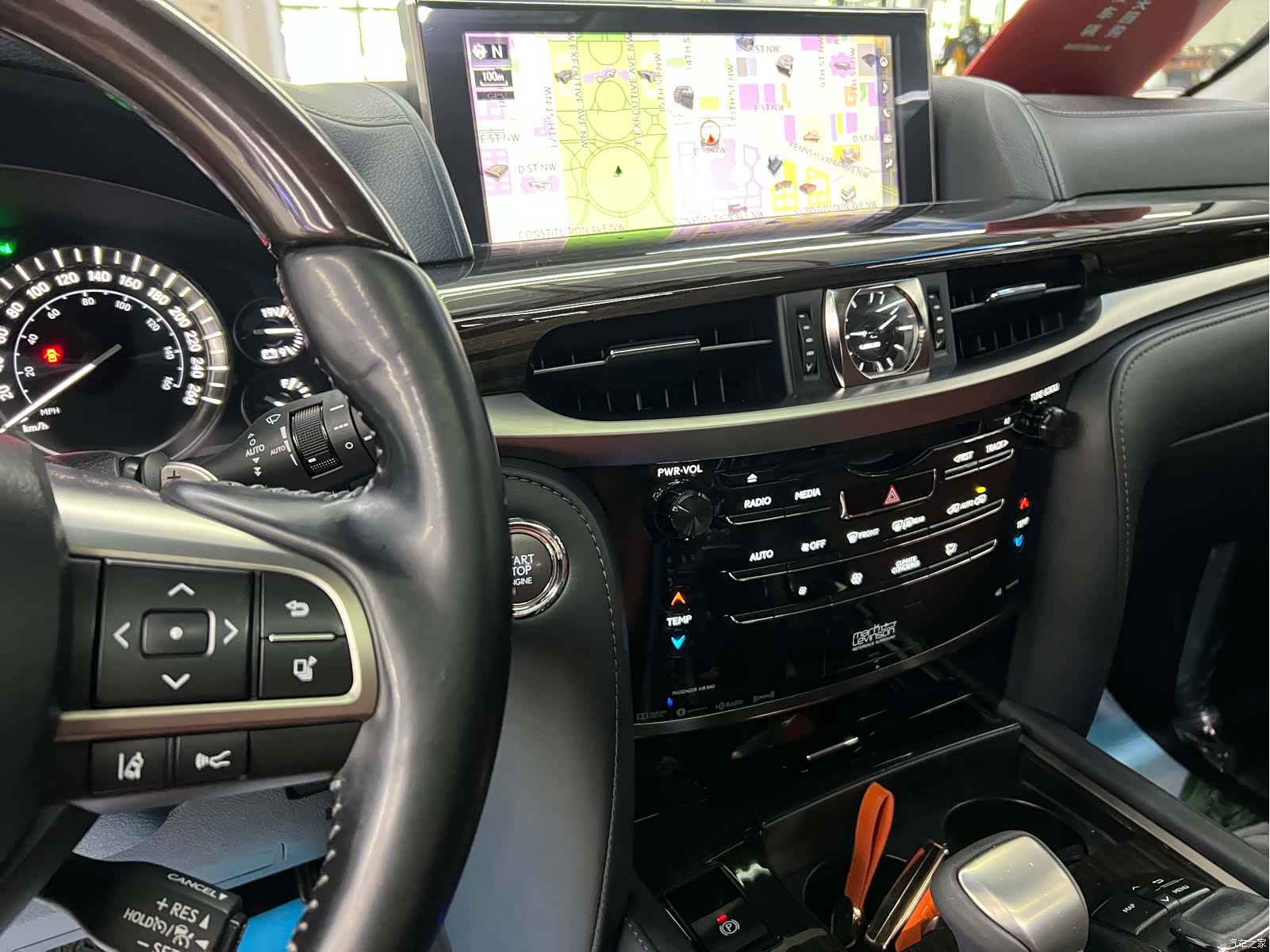 Lexus LX, 2018 17